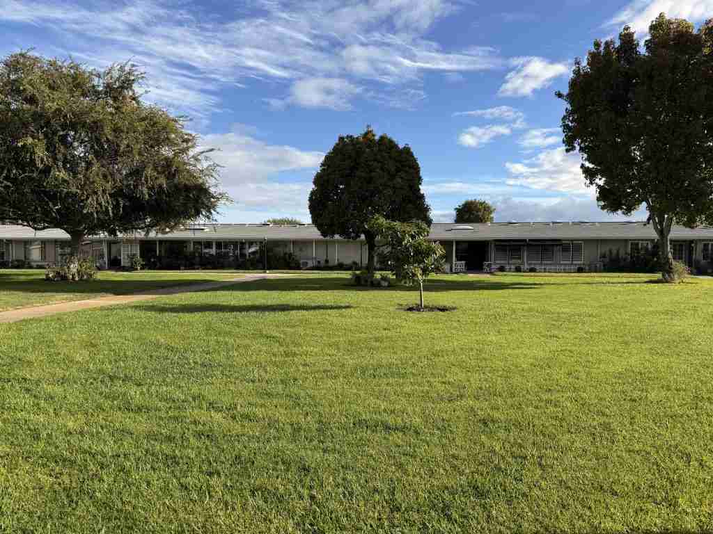 Lush lawn and landscaping surrounding Mutual 6 homes for sale in Leisure World Seal Beach.