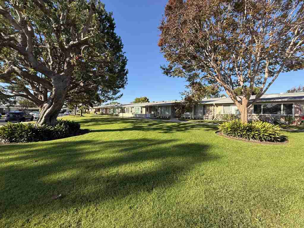 Mutual 6 homes in Leisure World, Seal Beach, California, surrounded by lush landscaping and greenery.